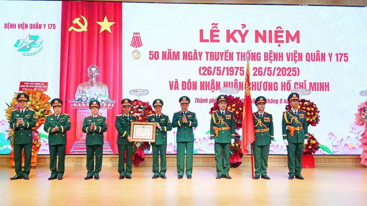 Thừa ủy quyền của Chủ tịch nước, Thượng tướng Vũ Hải Sản trao Huân chương Hồ Chí Minh tặng Bệnh viện Quân y 175.