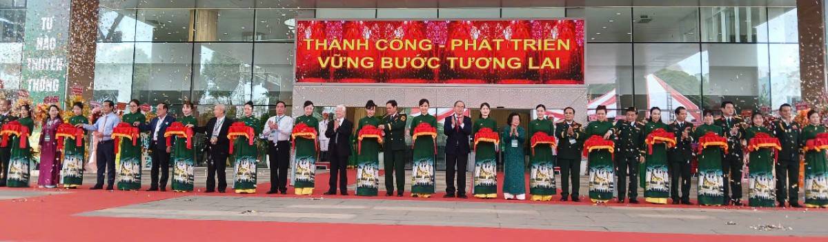 Các đại biểu cắt băng khánh thànhKhánh thành bệnh viện đa khoa 1000 giường 