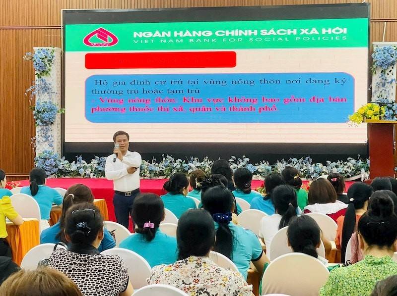 Báo cáo viên Ngân hàng Chính sách xã hội tỉnh chia sẻ kinh nghiệm trong thực hiện nguồn ủy thác vay vốn tại Hội nghị tập huấn nghiệp vụ ủy thác cho vay vốn do Hội Liên hiệp phụ nữ tỉnh Nghệ An tổ chức