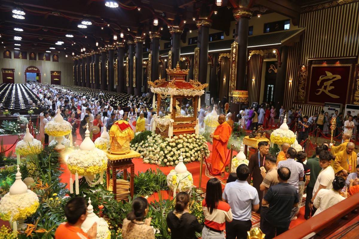 Quảng Ninh: Nhân dân các dân tộc trong và ngoài tỉnh về Cung Trúc Lâm chiêm bái xá lợi Phật