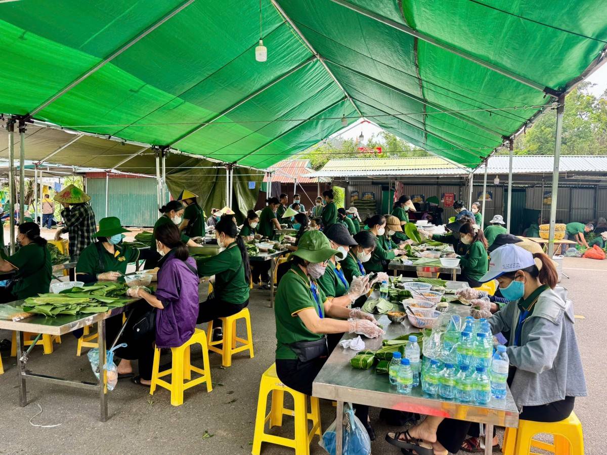 Những suất ăn buổi trưa đang được chuẩn bị và trao đến các phật tử và nhân dân về  Chiêm bái Xá lợi Phật tại Yên Tử