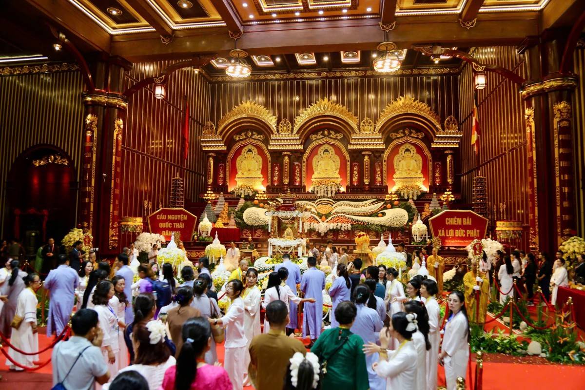 Các phật tử thành tâm chiêm bái, lòng hướng về đức Phật từ bi với niềm tin sâu sắc.