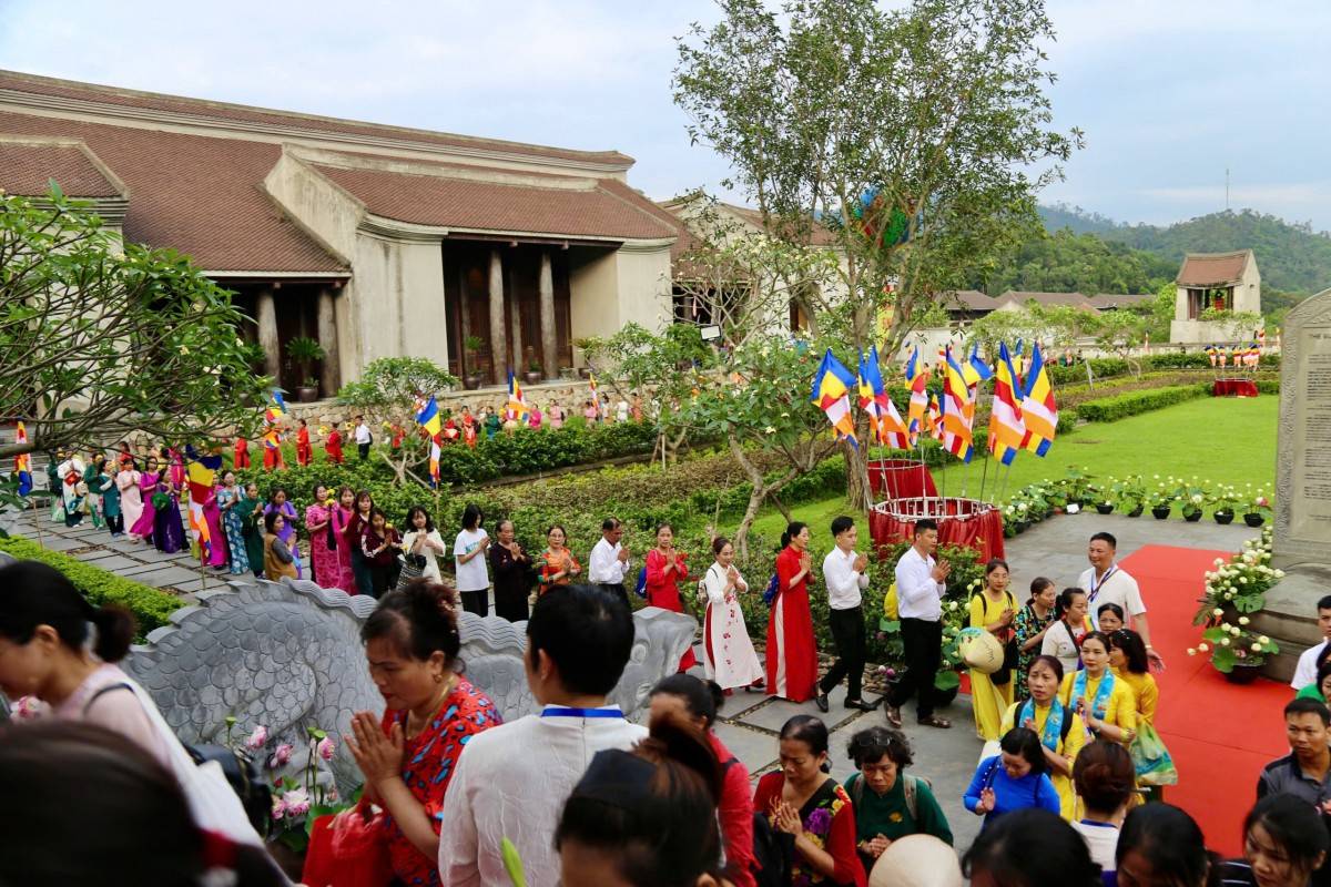 Dòng người xếp hàng ngay ngắn, đảm bảo trật tự và không hề có sự chen lấn xô đẩy, tạo không khí văn minh tại nơi linh thiêng