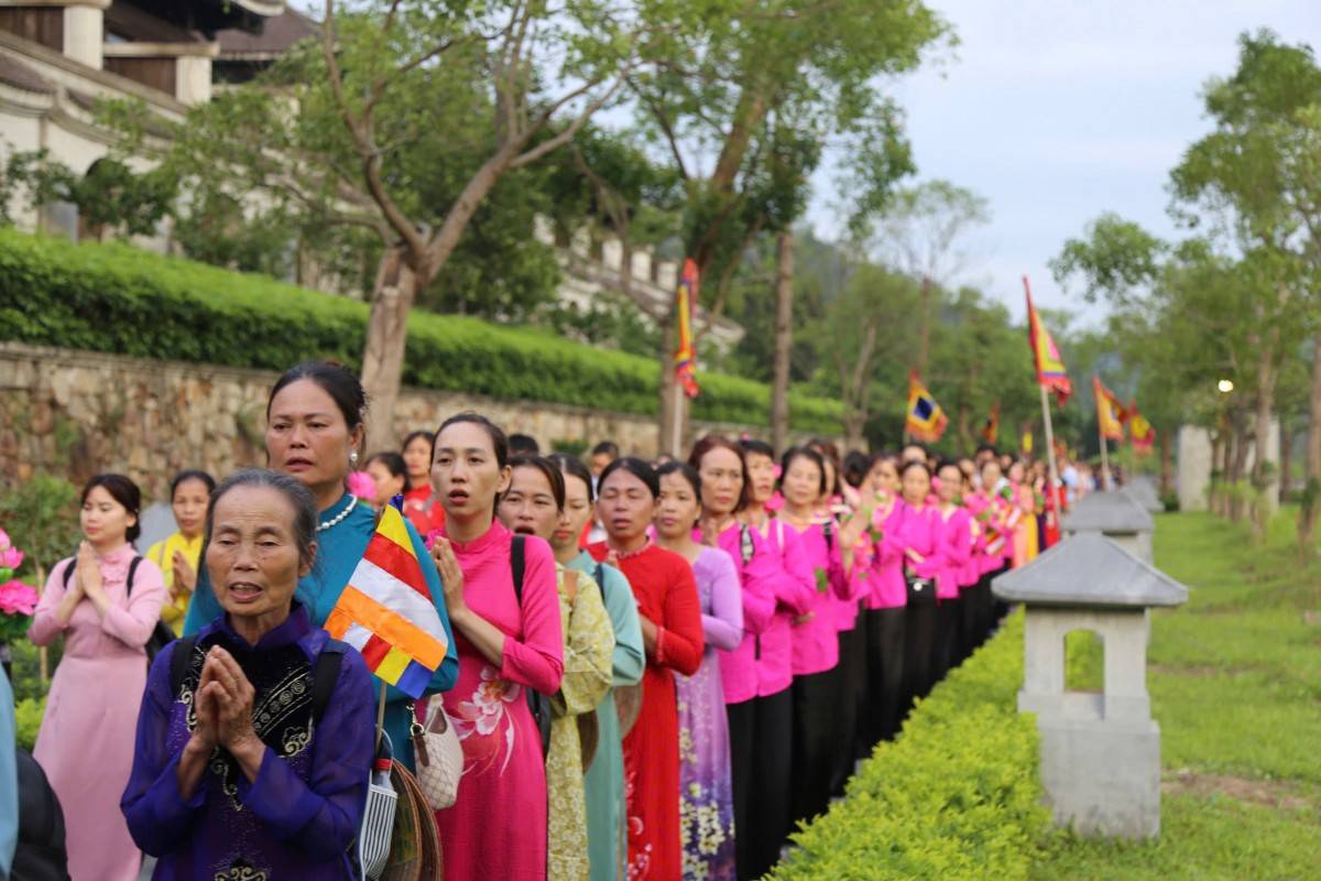 Dòng người xếp hàng ngay ngắn, đảm bảo trật tự và không hề có sự chen lấn xô đẩy, tạo không khí văn minh tại nơi linh thiêng