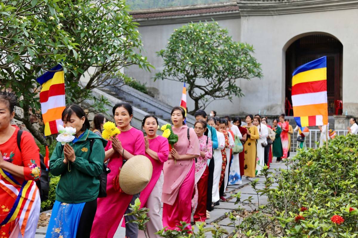 Dòng người xếp hàng ngay ngắn, đảm bảo trật tự và không hề có sự chen lấn xô đẩy, tạo không khí văn minh tại nơi linh thiêng