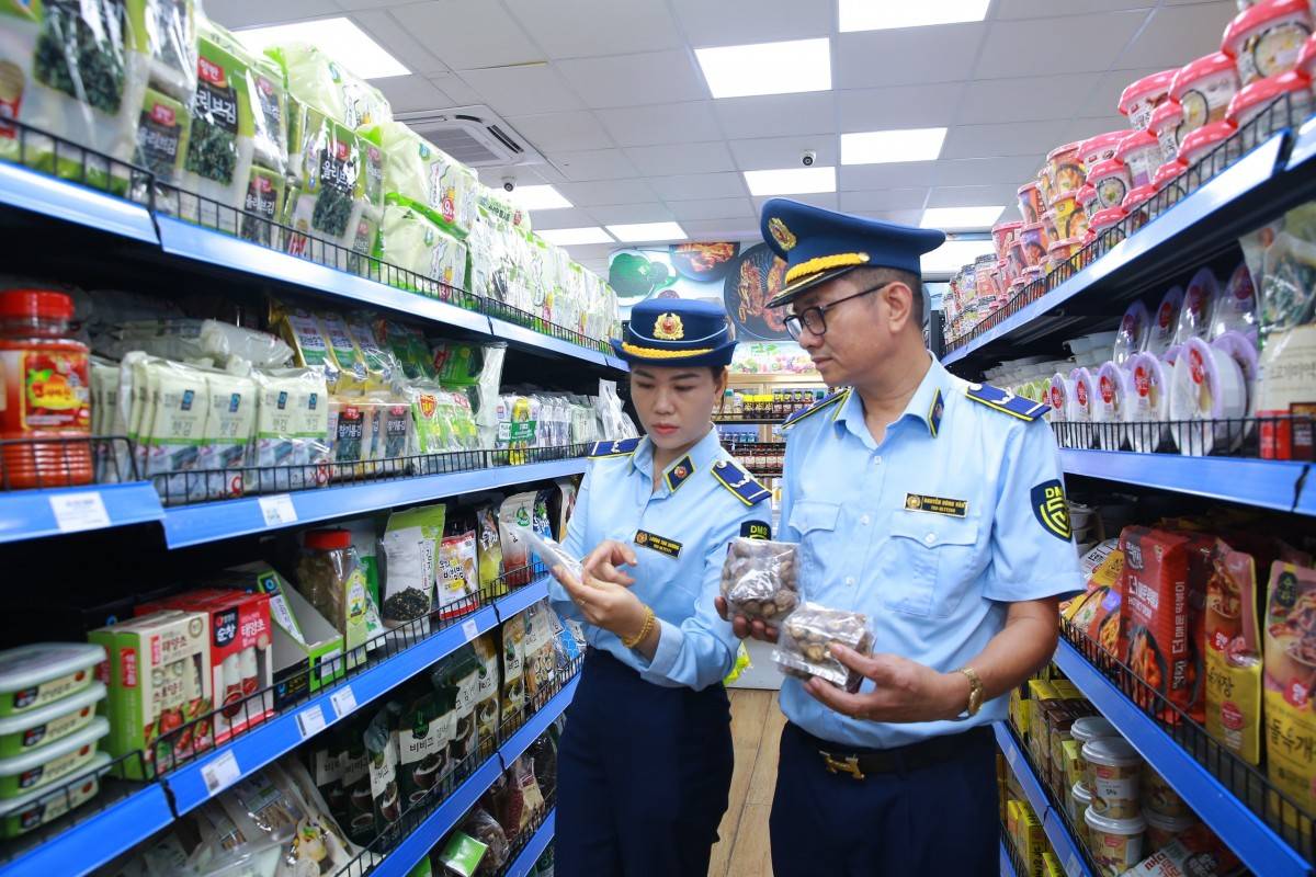 Cán bộ Cục QLTT Hải Phòng kiểm tra thị trường