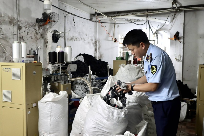 Phát hiện cơ sở sản xuất gần 10.000 đôi tất nghi giả mạo nhãn hiệu tại Hà Nội