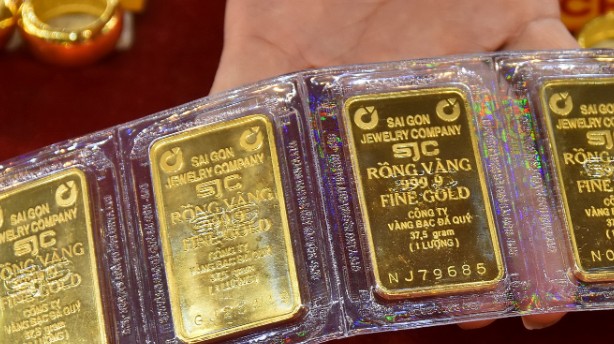 Giá vàng “lao dốc”, nhà đầu tư thận trọng chờ "sóng" mới