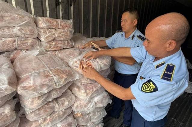 Liên tiếp phát hiện chân gà đông lạnh không rõ nguồn gốc: Mối lo an toàn thực phẩm trở lại