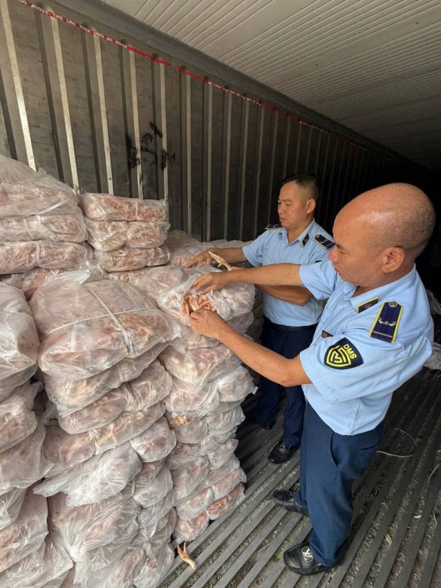 Liên tiếp phát hiện chân gà đông lạnh không rõ nguồn gốc - Ảnh: Chi cục QLTT tỉnh Lào Cai Liên tiếp phát hiện chân gà đông lạnh không rõ nguồn gốc - Ảnh: Chi cục QLTT tỉnh Lào Cai
