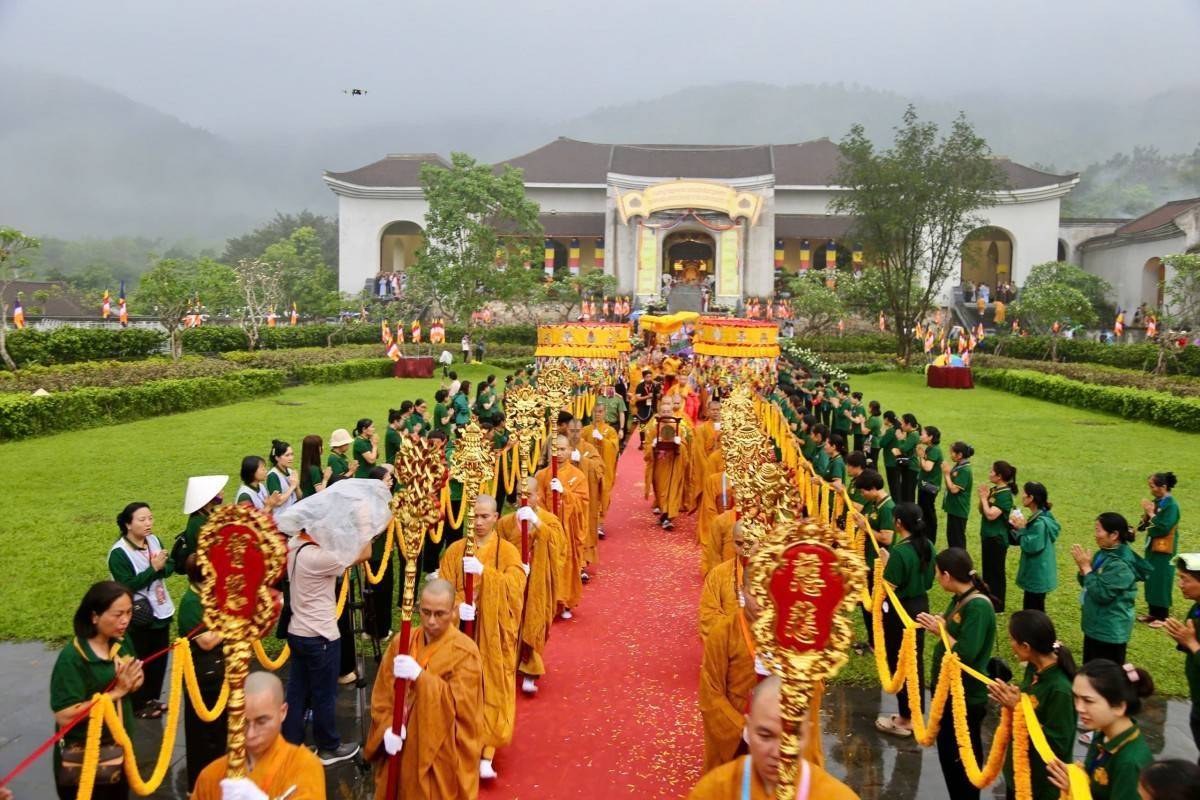 Quảng Ninh: Gần một triệu người về Yên Tử chiêm bái Xá Lợi Phật