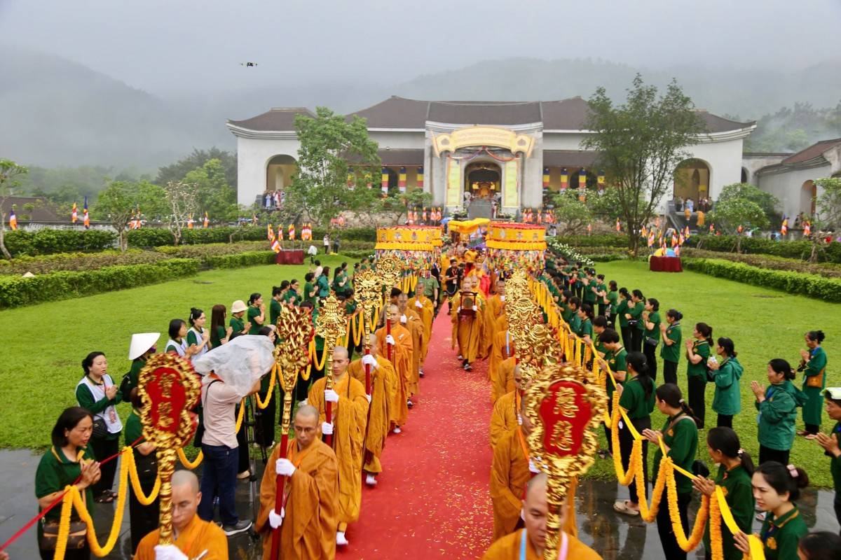 Nhiều nhân dân, phật tử đứng 2 bên để cùng cung tiễn xá lợi Đức Phật trong sự thành kính.