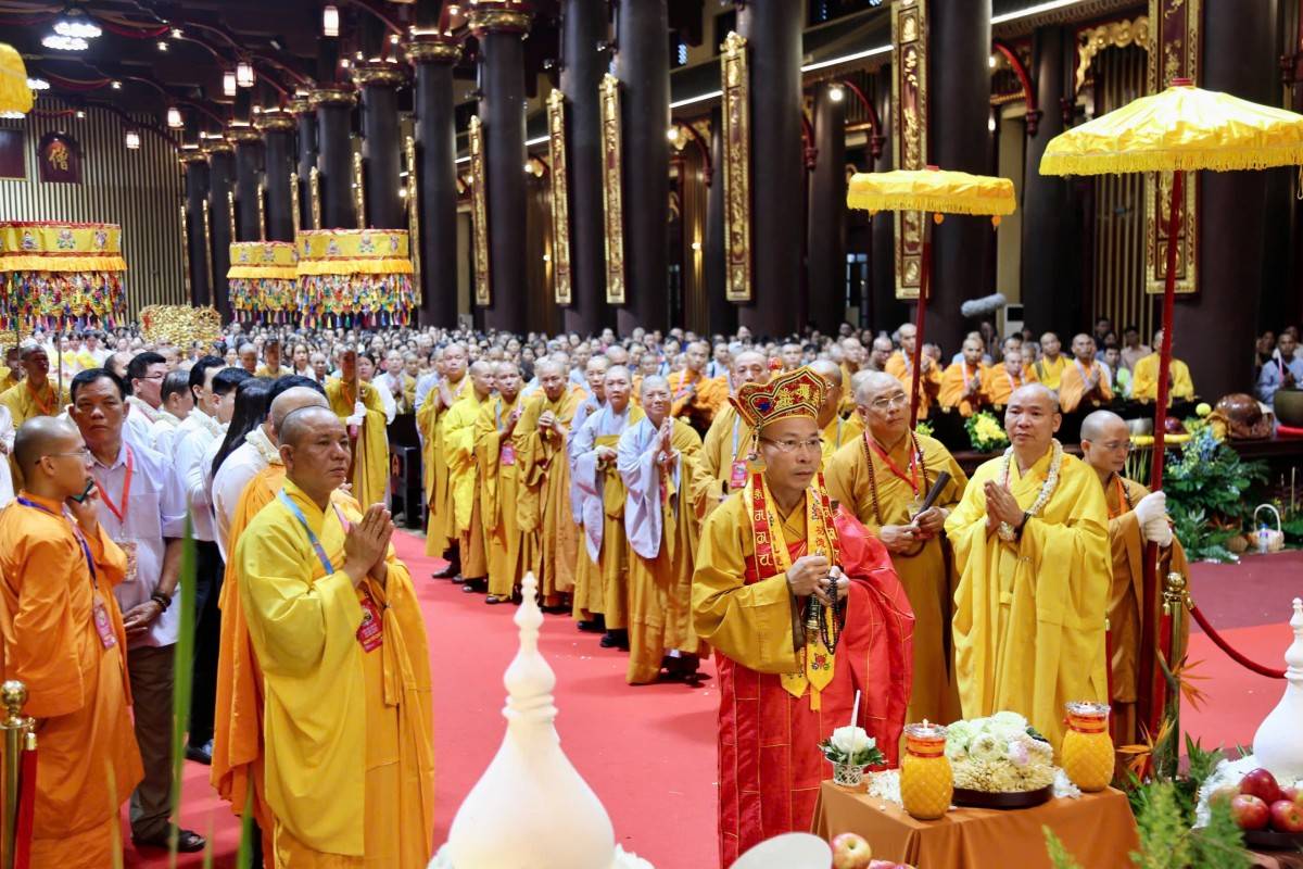 Đoàn rước tổ chức trang trọng theo đúng nghi thức Nhà Phật.