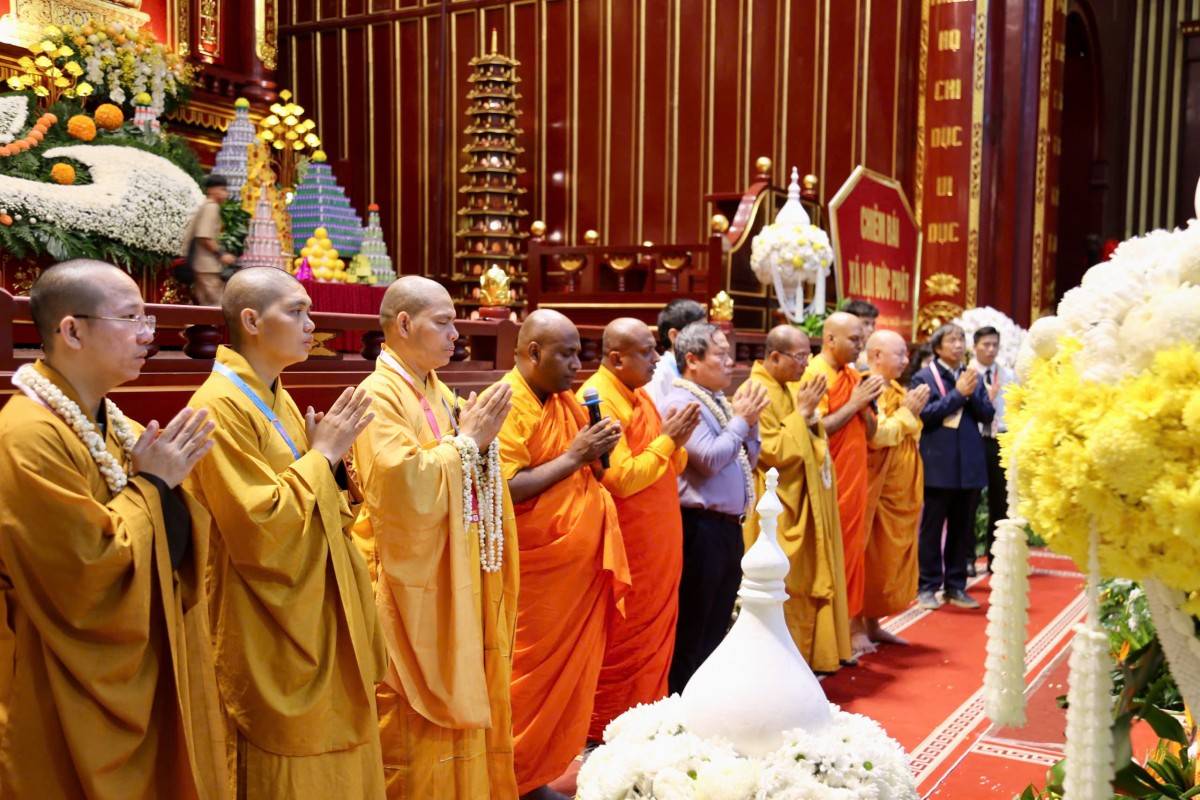 Các đồng chí lãnh đạo tỉnh, đại diện Giáo hội Phật Giáo Việt Nam cùng các tăng ni, phật tử thực hiện các nghi lễ Phật Giáo cung tiễn xá lợi Đức Phật.