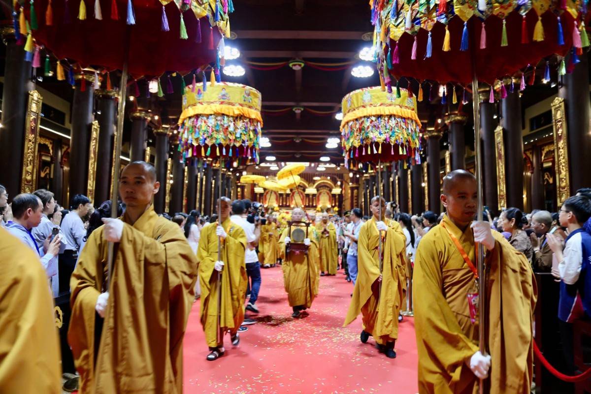 Đoàn rước tổ chức trang trọng theo đúng nghi thức Nhà Phật.