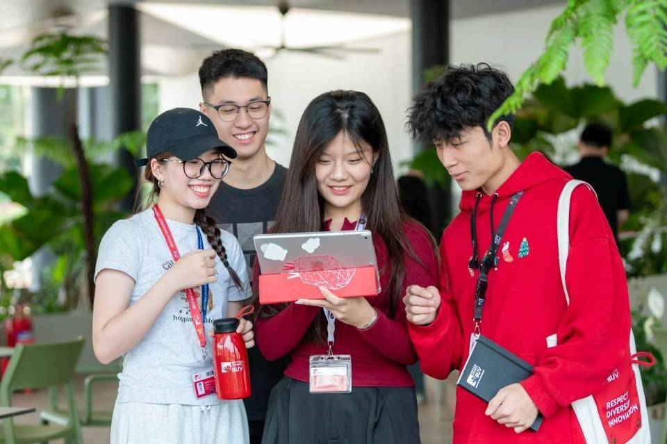 Không cần xuất ngoại, học sinh trường chuyên vẫn “ẵm” học bổng tiền tỷ từ trường quốc tế