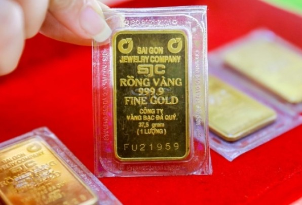 Giá vàng giảm mạnh: Mốc 100 triệu đang bị đe dọa?