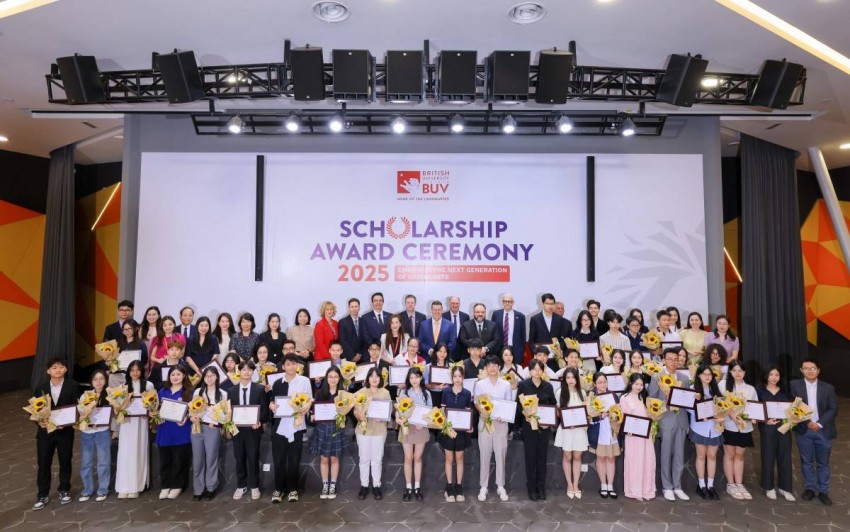 Không cần xuất ngoại, học sinh trường chuyên vẫn “ẵm” học bổng tiền tỷ từ trường quốc tế