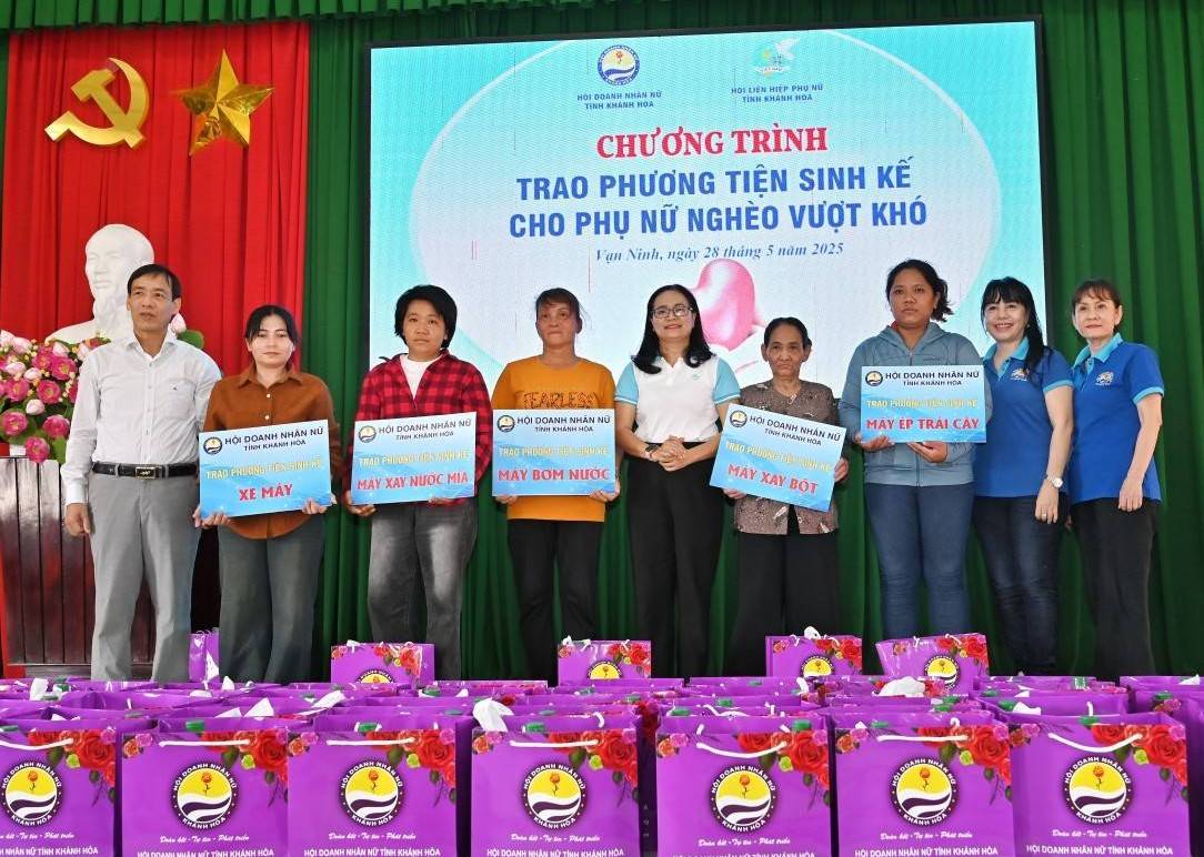 Hội Doanh nhân Nữ Khánh Hòa trao 400 triệu đồng hỗ trợ phương tiện sản xuất cho phụ nữ nghèo khởi nghiệp