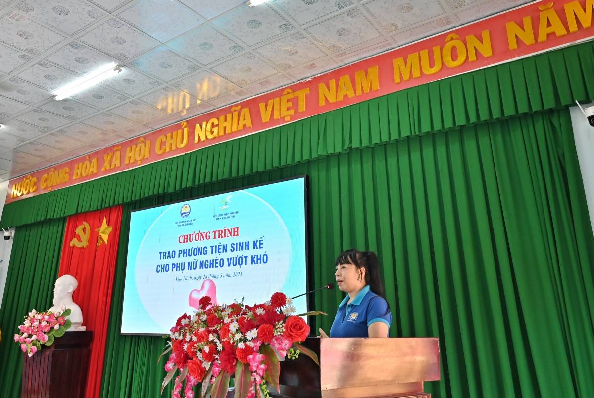 Hội Doanh nhân Nữ Khánh Hòa  Trao 400 triệu đồng hỗ trợ phương tiện sản xuất cho phụ nữ nghèo khởi nghiệp, khởi sự kinh doanh.