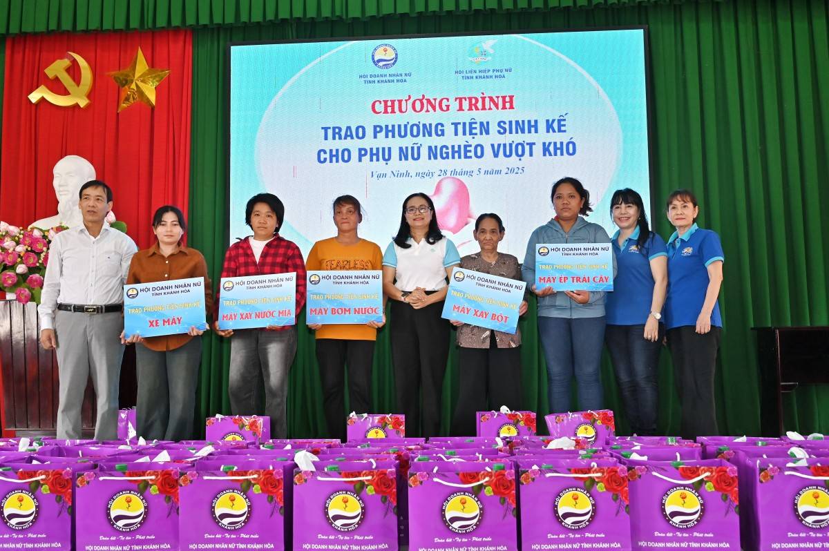 Hội Doanh nhân Nữ Khánh Hòa  Trao 400 triệu đồng hỗ trợ phương tiện sản xuất cho phụ nữ nghèo khởi nghiệp, khởi sự kinh doanh.