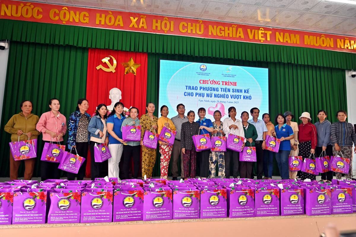Hội Doanh nhân Nữ Khánh Hòa  Trao 400 triệu đồng hỗ trợ phương tiện sản xuất cho phụ nữ nghèo khởi nghiệp, khởi sự kinh doanh.