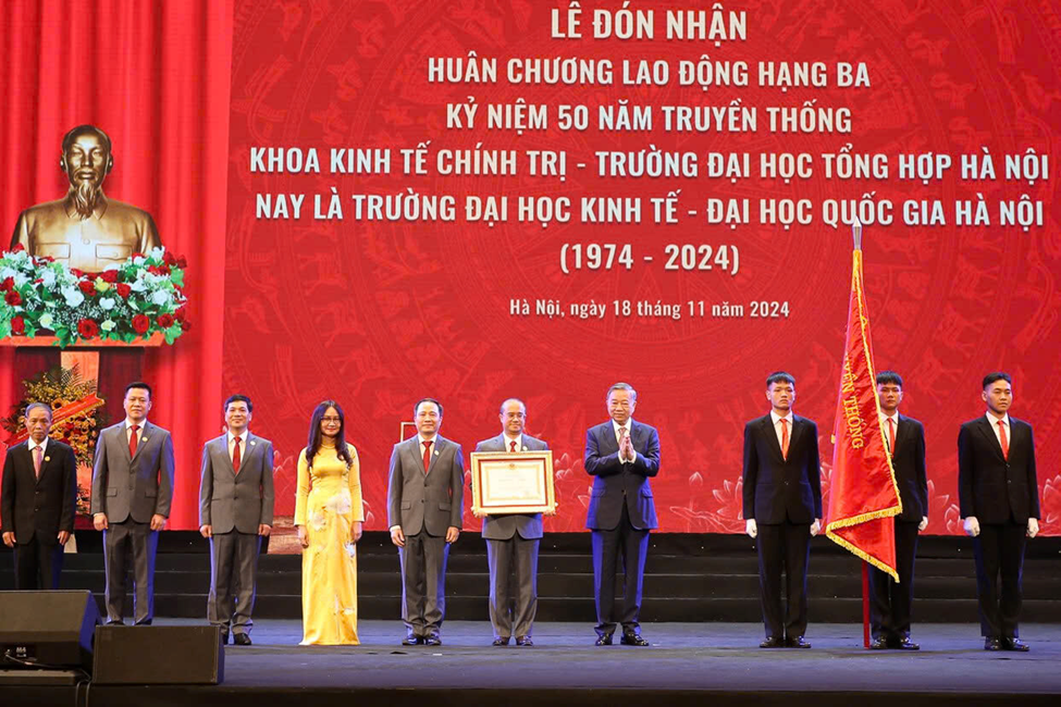 Lễ đón nhận Huân chương Lao động Hạng Ba Lễ đón nhận Huân chương Lao động Hạng Ba