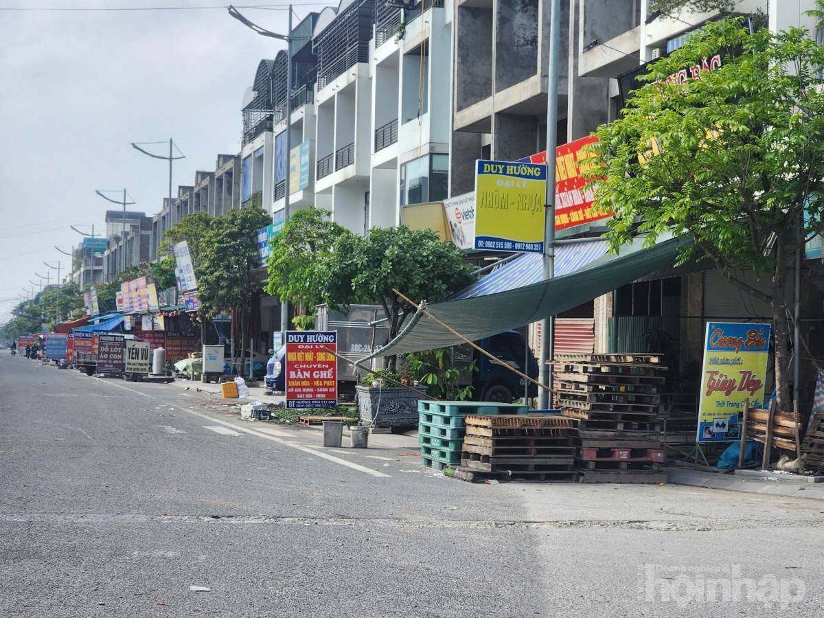 Cận cảnh chợ đầu mối Thổ Tang vắng lặng lạ thường sau đợt cao điểm chống hàng giả Cận cảnh chợ đầu mối Thổ Tang vắng lặng lạ thường sau đợt cao điểm chống hàng giả