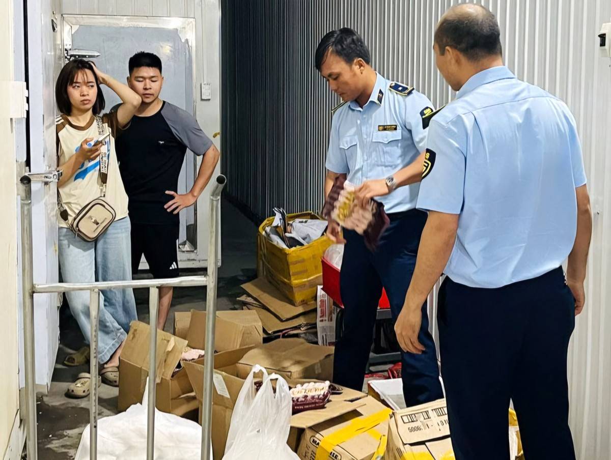 Cận cảnh chợ đầu mối Thổ Tang vắng lặng lạ thường sau đợt cao điểm chống hàng giả Cận cảnh chợ đầu mối Thổ Tang vắng lặng lạ thường sau đợt cao điểm chống hàng giả