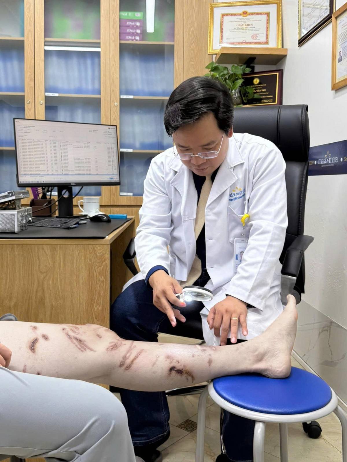 ThS.BSCKII Nguyễn Tiến Thành trực tiếp thăm khám cho bệnh nhân bị sứa chích. 