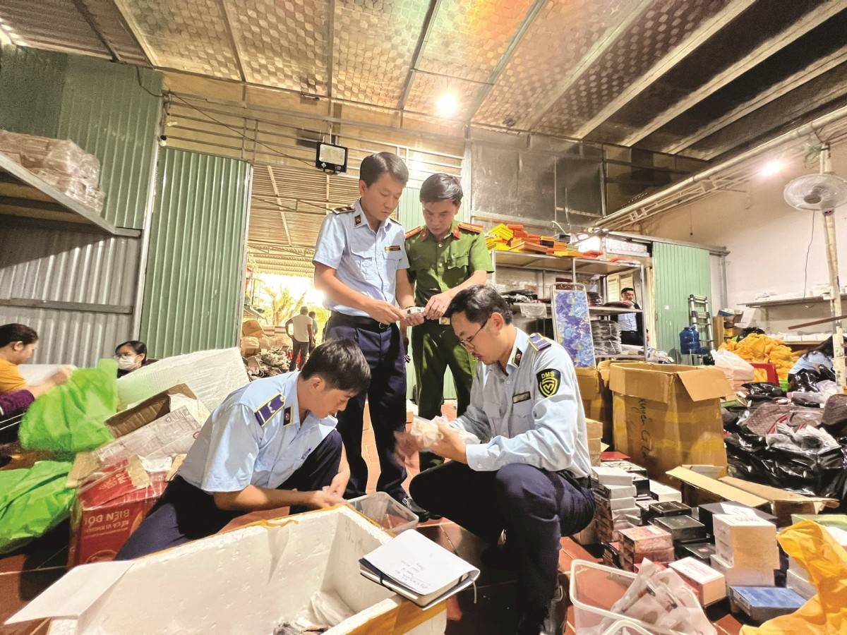 Cơ quan chức năng kiểm tra hàng hóa tại một cơ sở livestream bán hàng. Ảnh: Internet