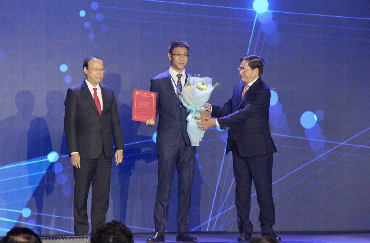 Ông  Phạm Viết Thanh, Ủy viên Ban Chấp hành Trung ương Đảng, Bí thư Tỉnh ủy, Chủ tịch Hội đồng Nhân dân tỉnh Bà Rịa - Vũng Tàu và ông Nguyễn Văn Thọ - Phó Bí thư Tỉnh ủy, Chủ tịch UBND tỉnh Bà Rịa - Vũng Tàu trao Giấy chứng nhận đăng ký đầu tư và hoa cho Nhà đầu tư nước ngoài