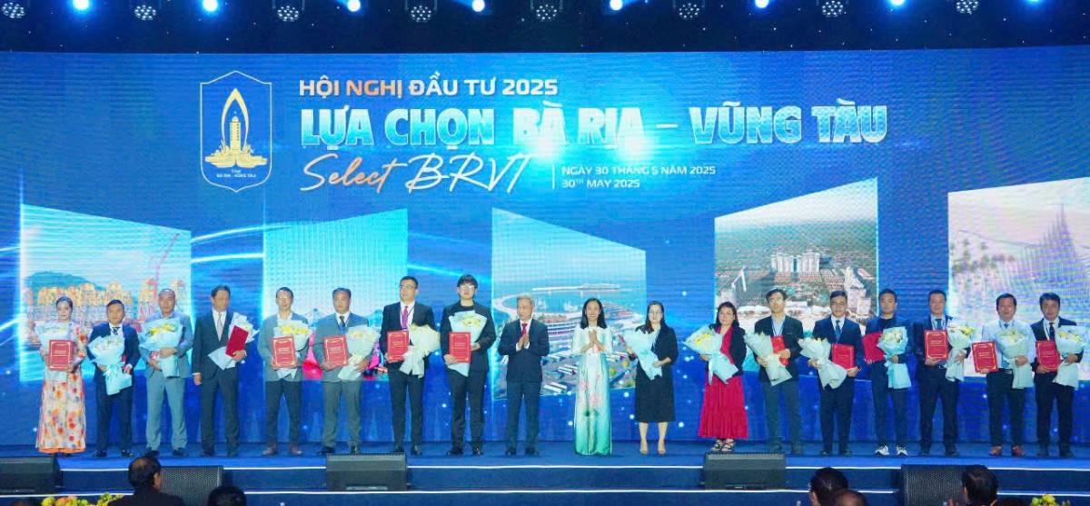 Ông Đặng  Minh  Thông- Phó  đăng ký đầu tư điều chỉnh dự án   tịch  tỉnh  trao  trao  giấy  chứng  nhận  