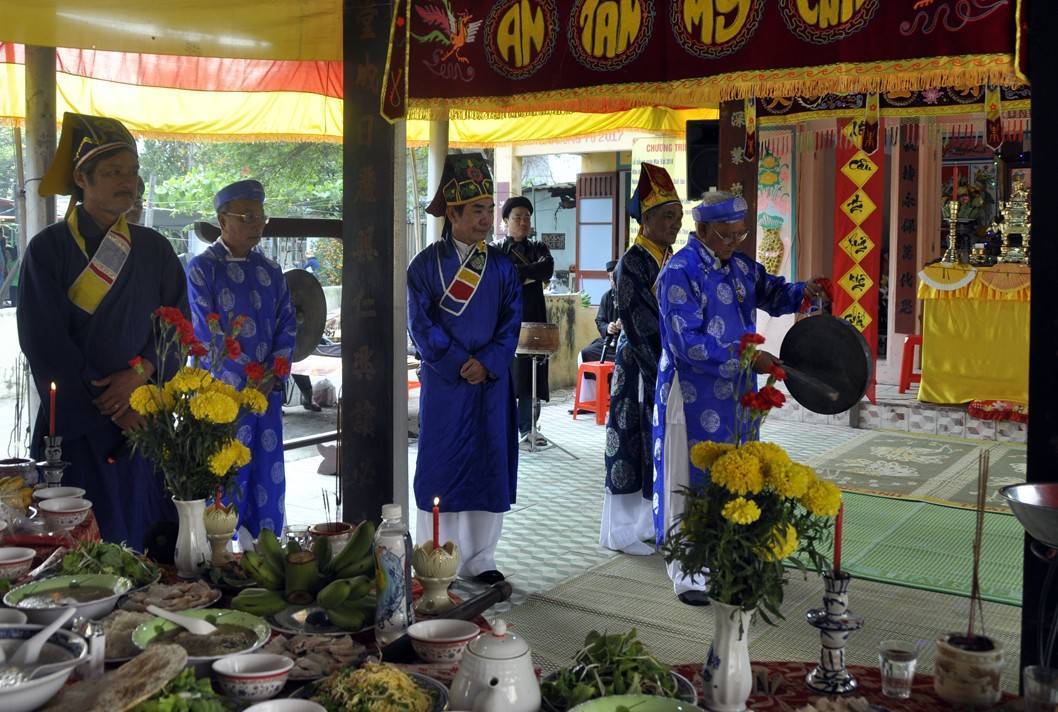 Những bạn trẻ rất nghiêm túc trong vai trò tham gia vào các lễ hội truyền thống dân tộc.