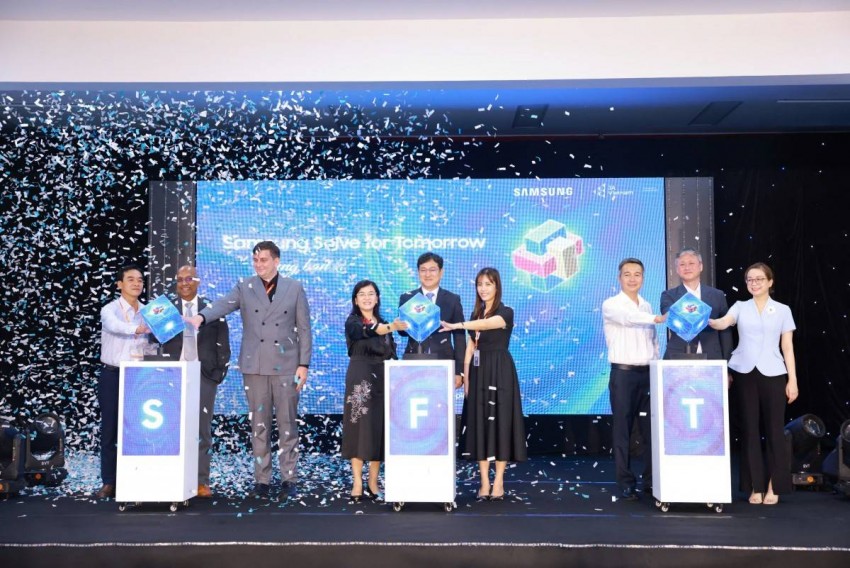 Các đại biểu thực hiện nghi thức khởi động cuộc thi tại khu vực phía Nam