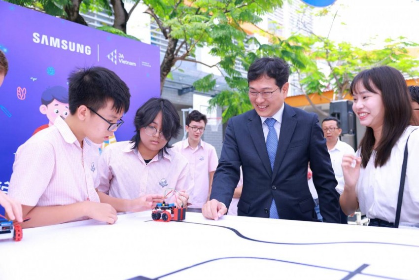 Các em học sinh tham gia trải nghiệm hoạt động sáng tạo Robot bên lề sự kiện