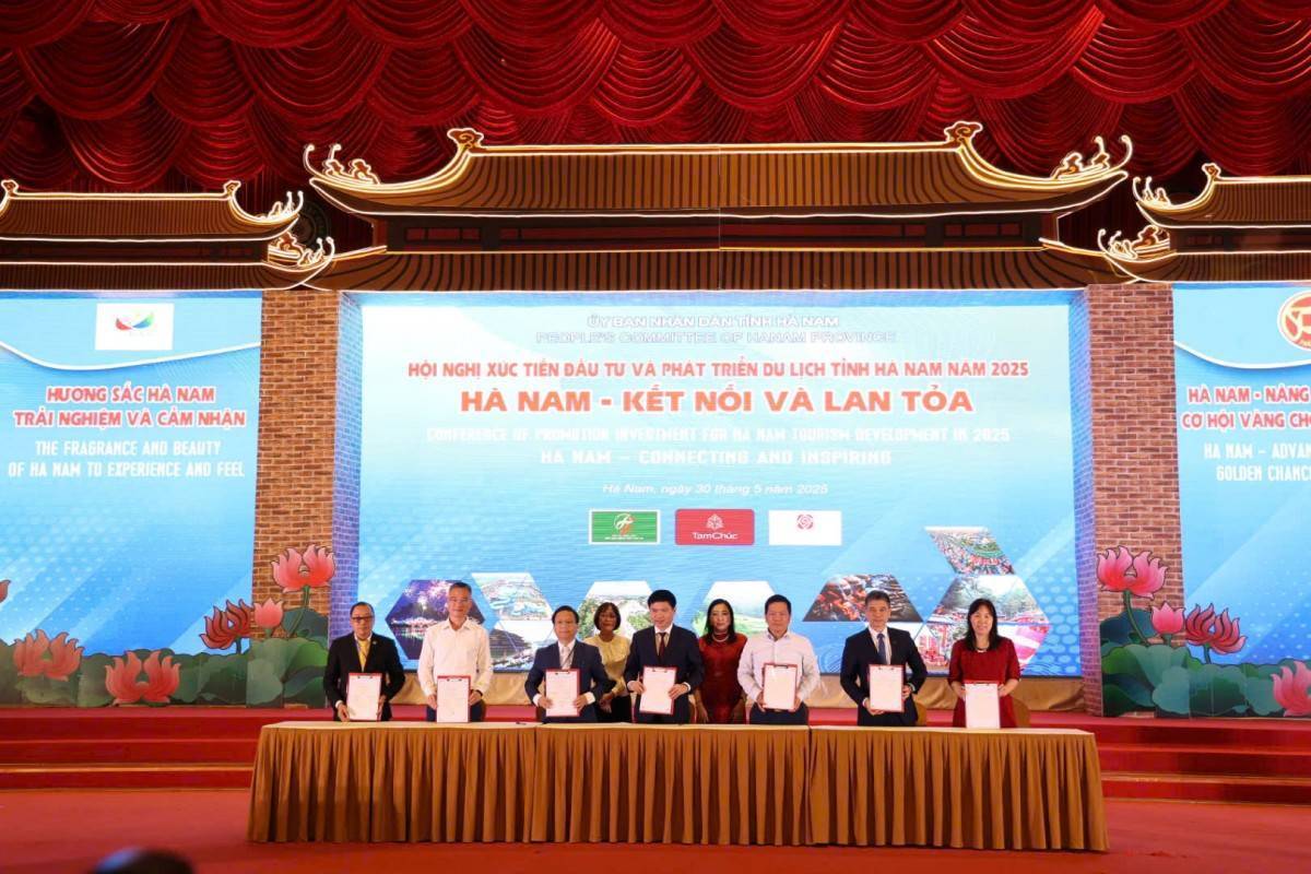 Trong khuôn khổ hội nghị đã diễn ra lễ ký kết hợp tác giữa tỉnh Hà Nam và các đối tác là đại diện các doanh nghiệp, chủ đầu tư.