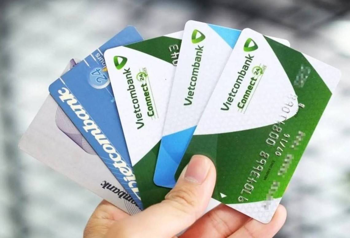 Bất chấp VN-Index vượt 1.300 điểm, vì sao cổ phiếu của Vietcombank đi lùi?