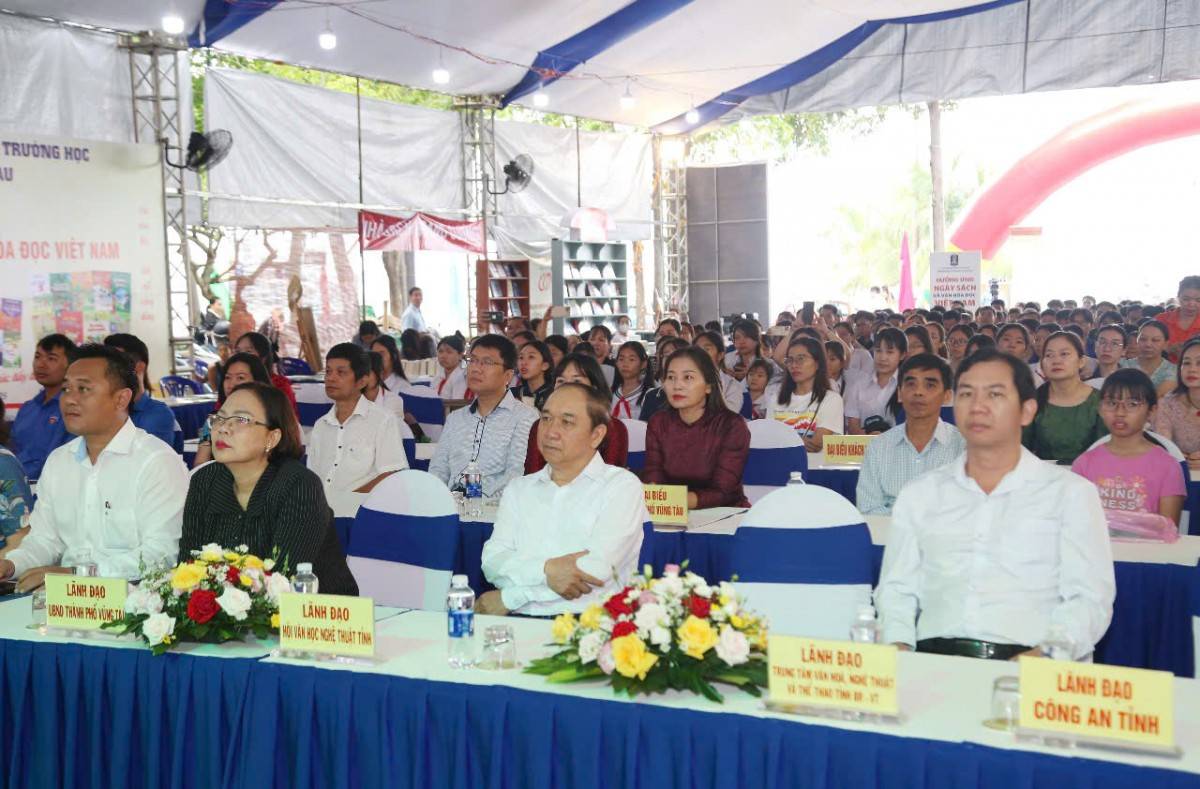 Các đại biểu tham dự lễ hưởng ứng Ngày Sách và Văn hóa đọc Việt Nam lần thứ 4 năm 2025. Các đại biểu tham dự lễ hưởng ứng Ngày Sách và Văn hóa đọc Việt Nam lần thứ 4 năm 2025.