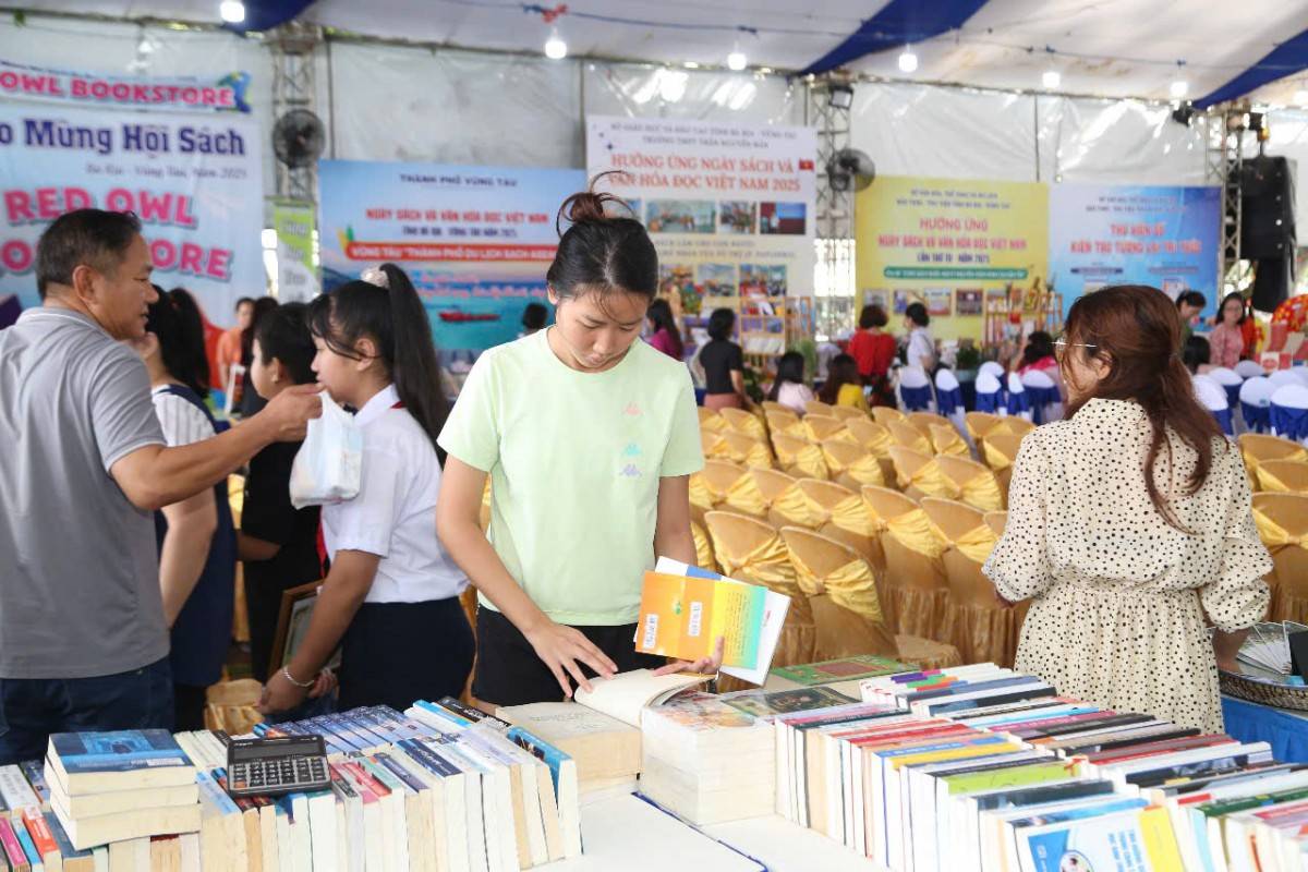 Sự kiện thu hút nhiều người tham gia, đặc biệt là lứa tuổi học sinh.  Sự kiện thu hút nhiều người tham gia, đặc biệt là lứa tuổi học sinh.