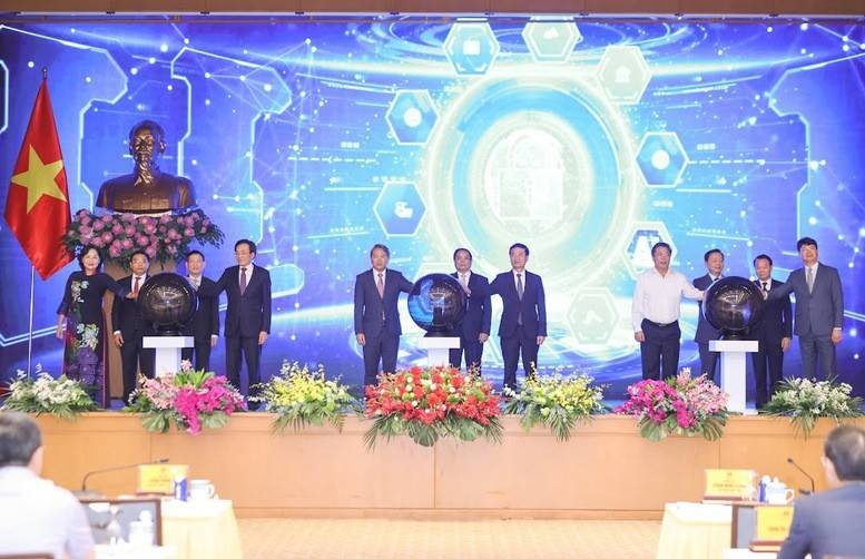 Thủ tướng Chính phủ Phạm Minh Chính cùng các đại biểu thực hiện nghi thức bấm nút khai trương Cổng Pháp luật quốc gia - Ảnh: VGP/Nhật Bắc