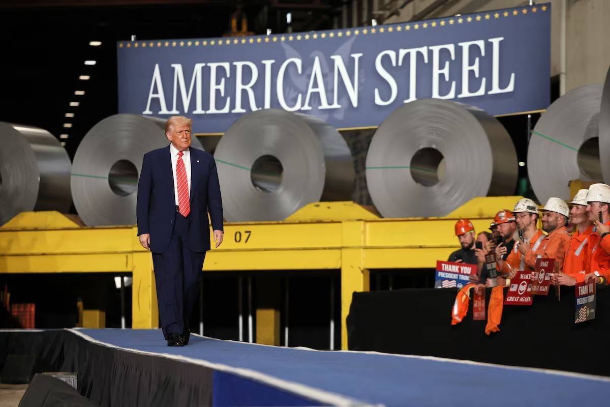Tổng thống Donald Trump tuyên bố sẽ tăng gấp đôi thuế nhôm và thép