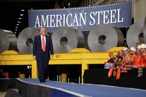Tổng thống Donald Trump tuyên bố sẽ tăng gấp đôi thuế nhôm và thép