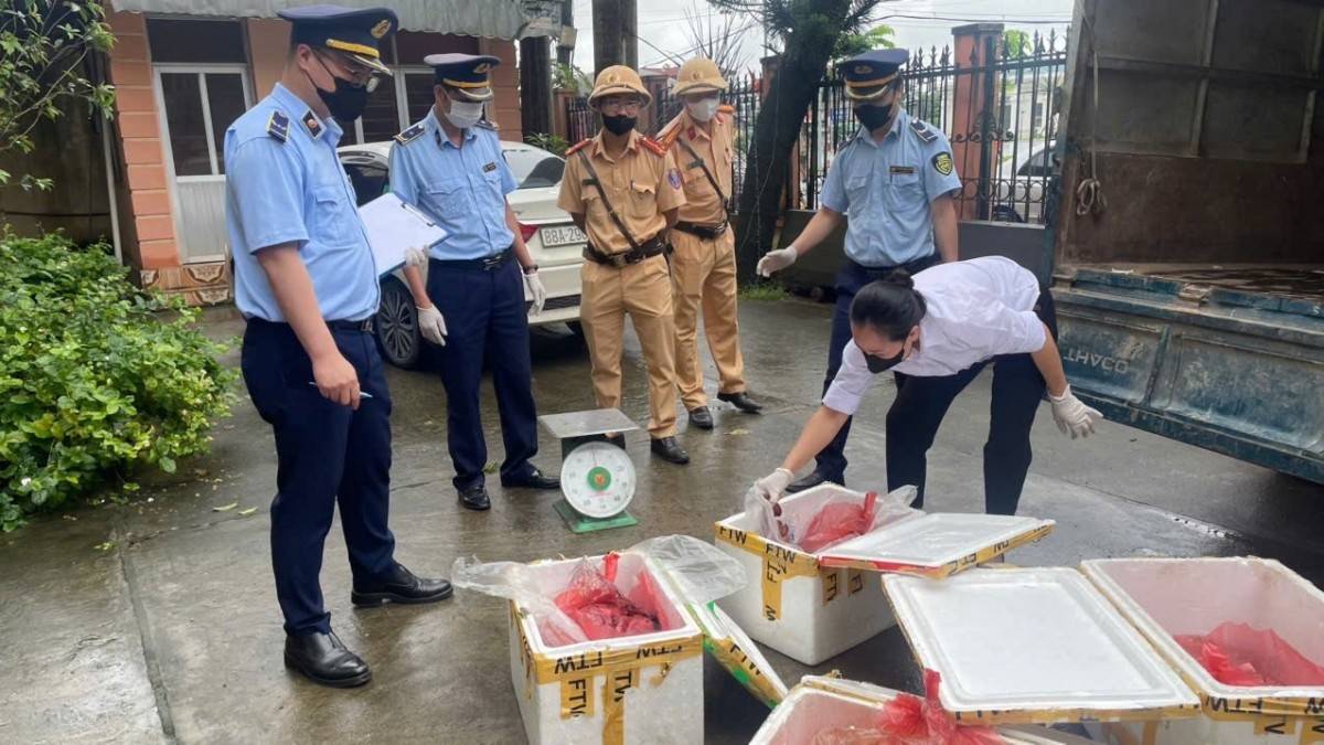 Phú Thọ: Tiêu hủy hơn 480 kg thực phẩm bẩn, xử phạt 22 triệu đồng Phú Thọ: Tiêu hủy hơn 480 kg thực phẩm bẩn, xử phạt 22 triệu đồng