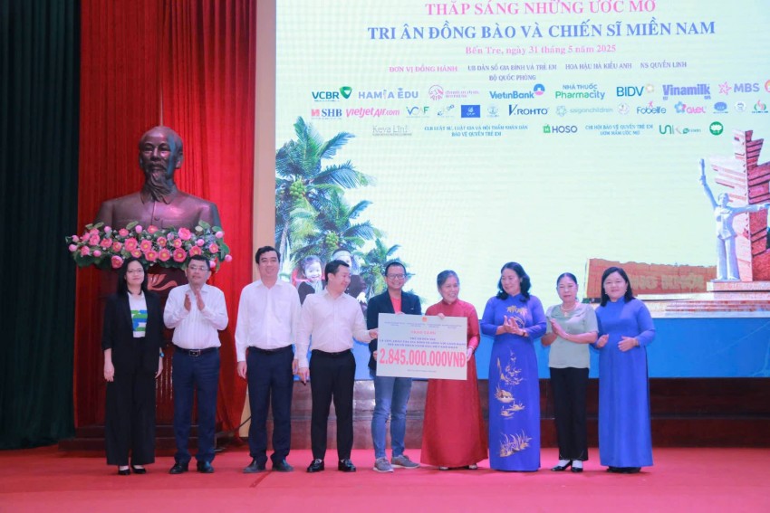 Hội bảo vệ Quyền trẻ em Việt Nam đã trao bảng tượng trưng vận động Hội bảo vệ Quyền trẻ em Việt Nam đã trao bảng tượng trưng vận động