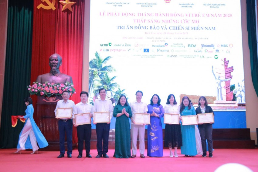 Lãnh đạo tỉnh Bến Tra trao tặng Bằng khen của UBND tỉnh Bến Tre cho các đơn vị, Nhà tài trợ Lãnh đạo tỉnh Bến Tra trao tặng Bằng khen của UBND tỉnh Bến Tre cho các đơn vị, Nhà tài trợ