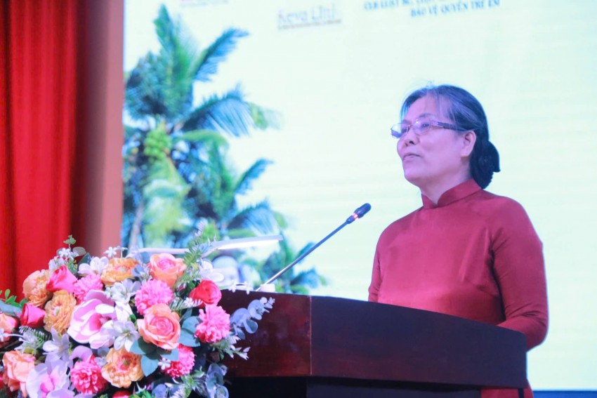 Bà Nguyễn Thị Thanh Hòa – Chủ tịch Hội Bảo vệ quyền trẻ em Việt Nam phát biểu ý kiến tại chương trình Thắp sáng những ước mơ, tri ân đồng bào và chiến sĩ miền Nam: Hành trình yêu thương tại Bến Tre