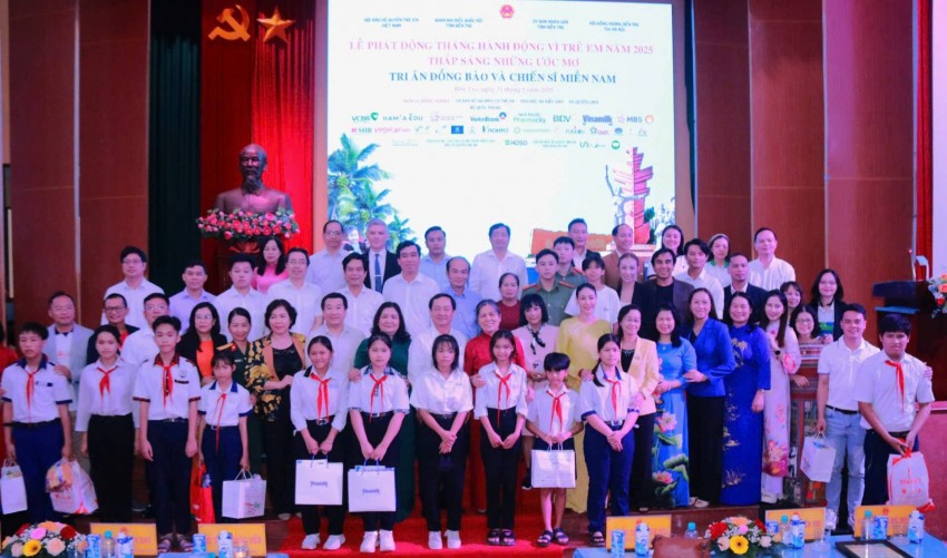 BTC cùng các đại biểu tham dự chụp ảnh lưu niệm Thắp sáng những ước mơ, tri ân đồng bào và chiến sĩ miền Nam: Hành trình yêu thương tại Bến Tre