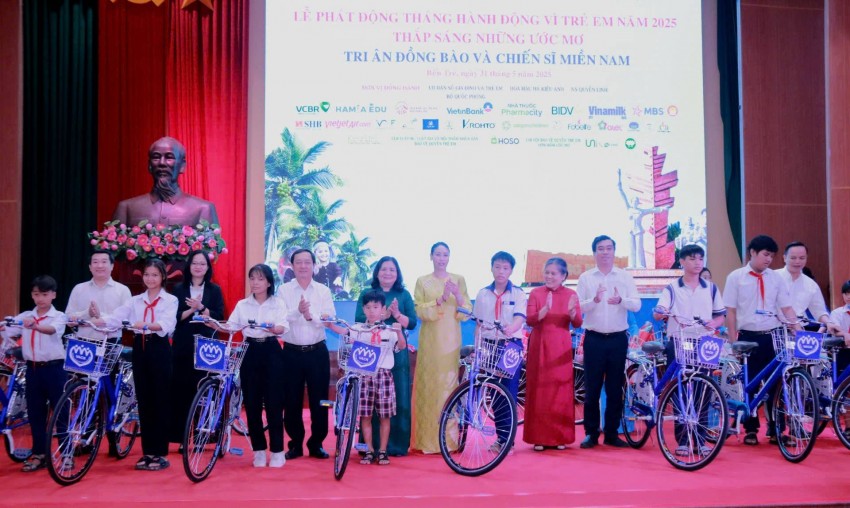 BTC trao tặng xe đạp, học bổng và quà cho trẻ em tỉnh Bến Tre Thắp sáng những ước mơ, tri ân đồng bào và chiến sĩ miền Nam: Hành trình yêu thương tại Bến Tre