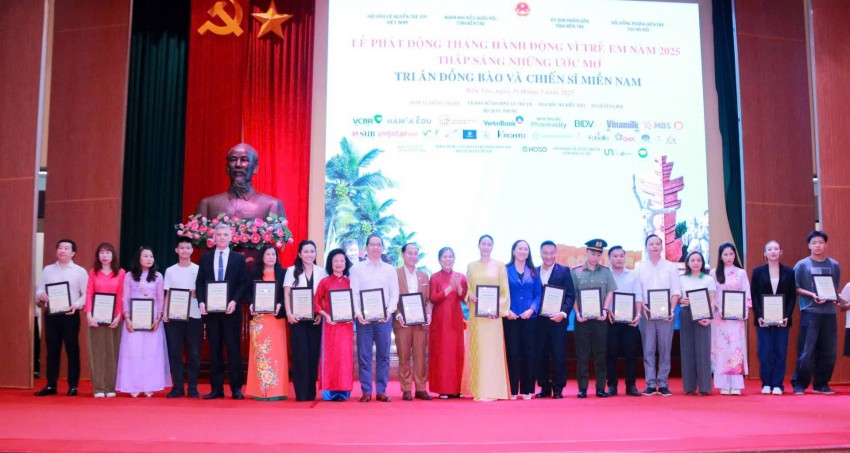 BTC vinh danh các đơn vị, nhà tài trợ đã ủng hộ chương trình Thắp sáng những ước mơ, tri ân đồng bào và chiến sĩ miền Nam: Hành trình yêu thương tại Bến Tre